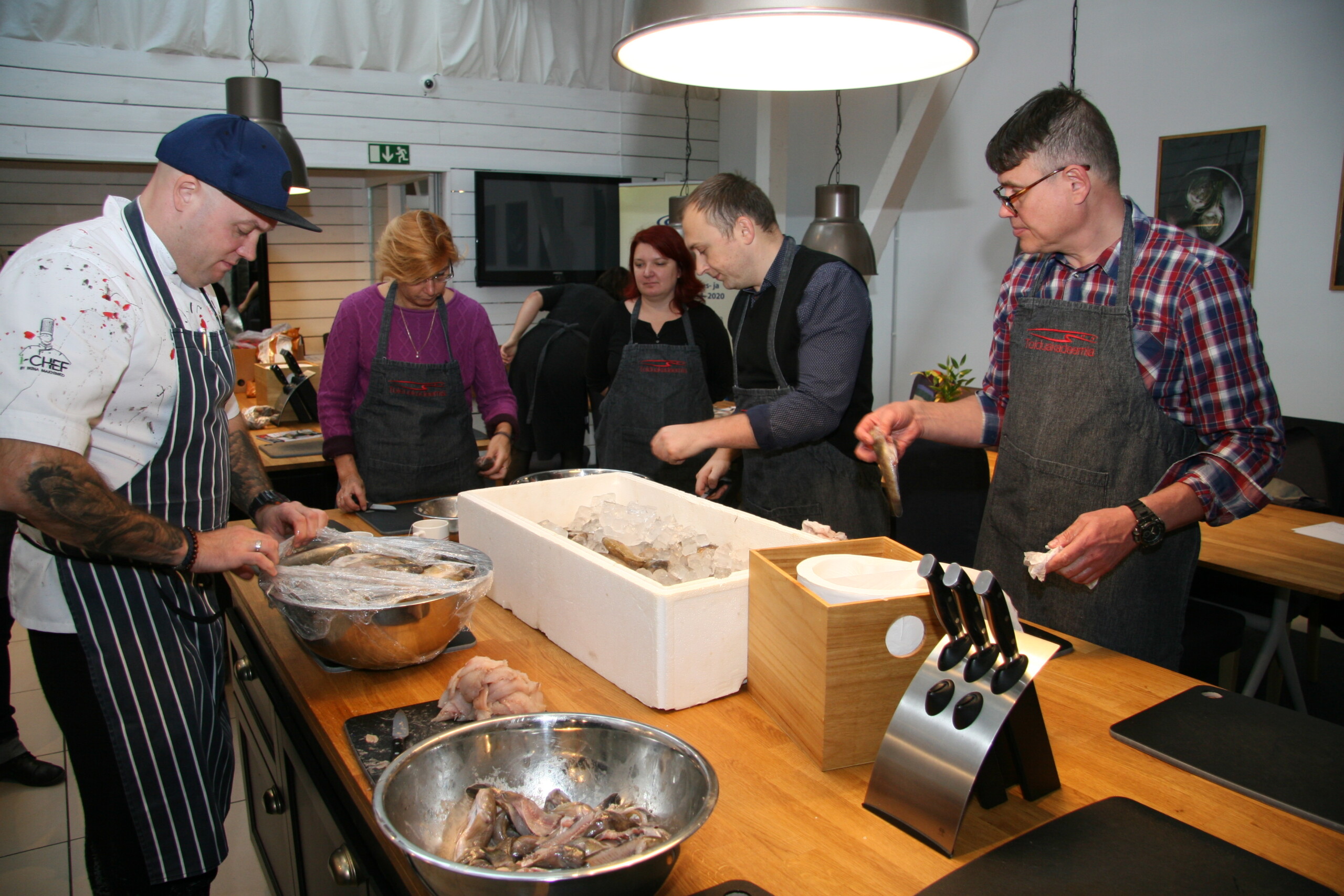 GraZvognem-ravintolan kokki Aleks Jakutov opettaa mustatäplätokon käyttöä virolaisille. Kuva: Erko Veltson